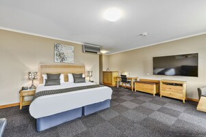 Premier Room, 1 King Bed | Premium bedding, pillowtop beds, minibar, in-room safe