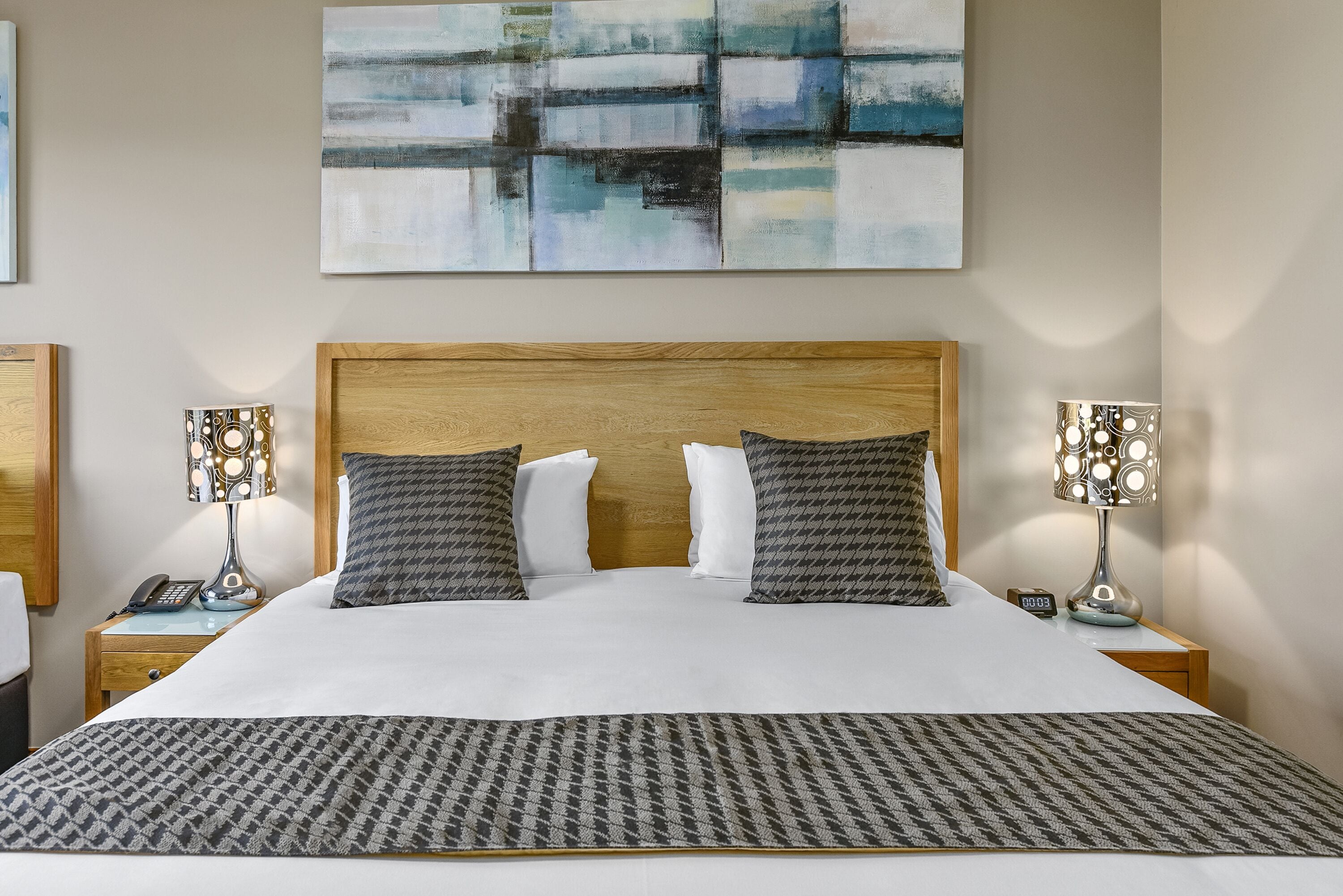 deluxe room, king twin | premium bedding, pillow-top beds, minibar, in-room safe