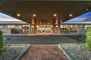 Fachada da propriedade à noite