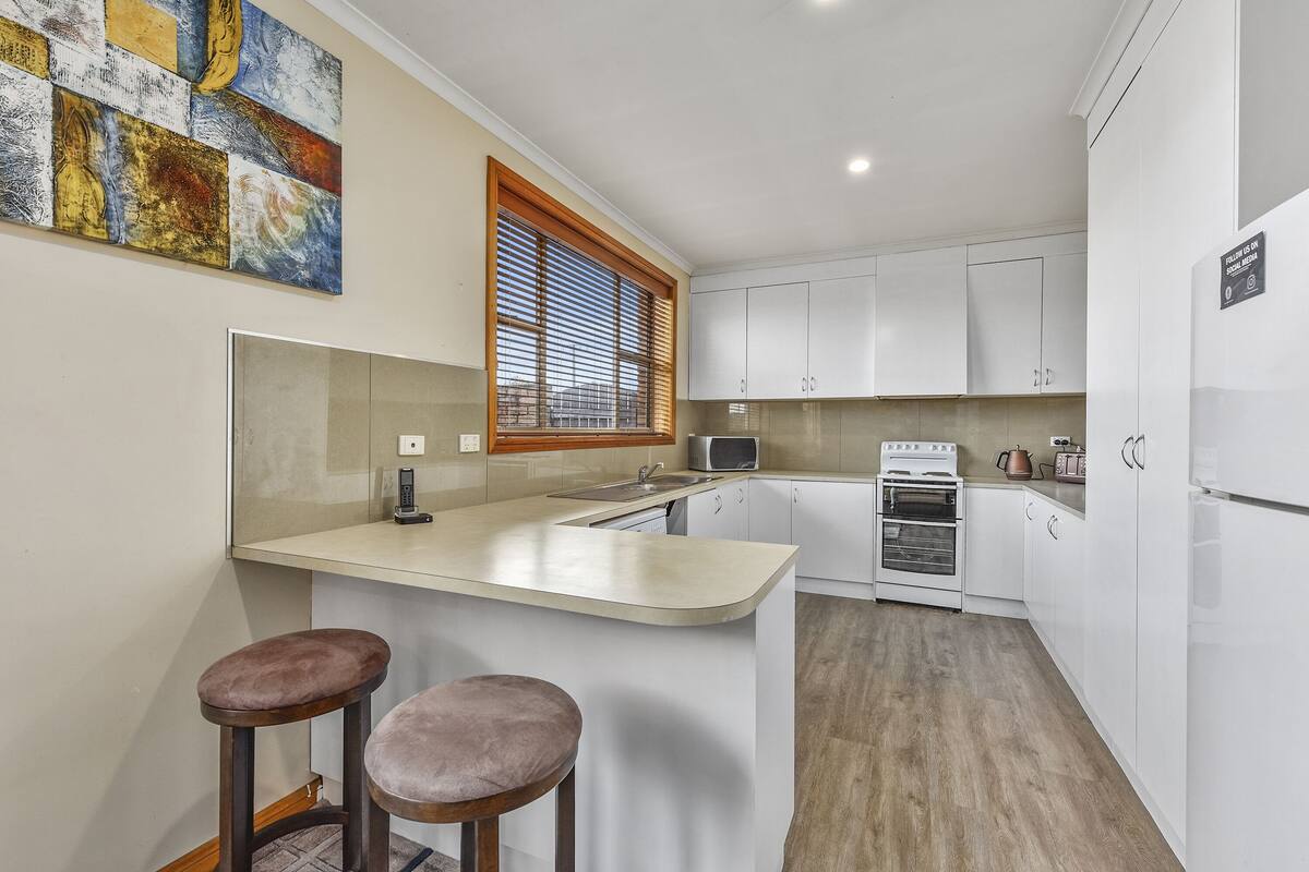 apartment, 3 bedrooms | private kitchen | mini-fridge, coffee/tea maker, electric kettle, toaster