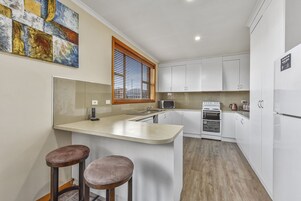 Apartamento, 3 quartos | Cozinha privada | Frigobar, cafeteira/chaleira, chaleira elétrica, torradeira