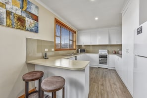 Appartement, 3 chambres | Cuisine privée | Mini-réfrigérateur, cafetière-théière, bouilloire électrique