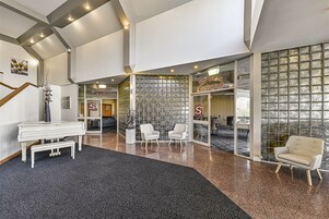 Área de estar no saguão