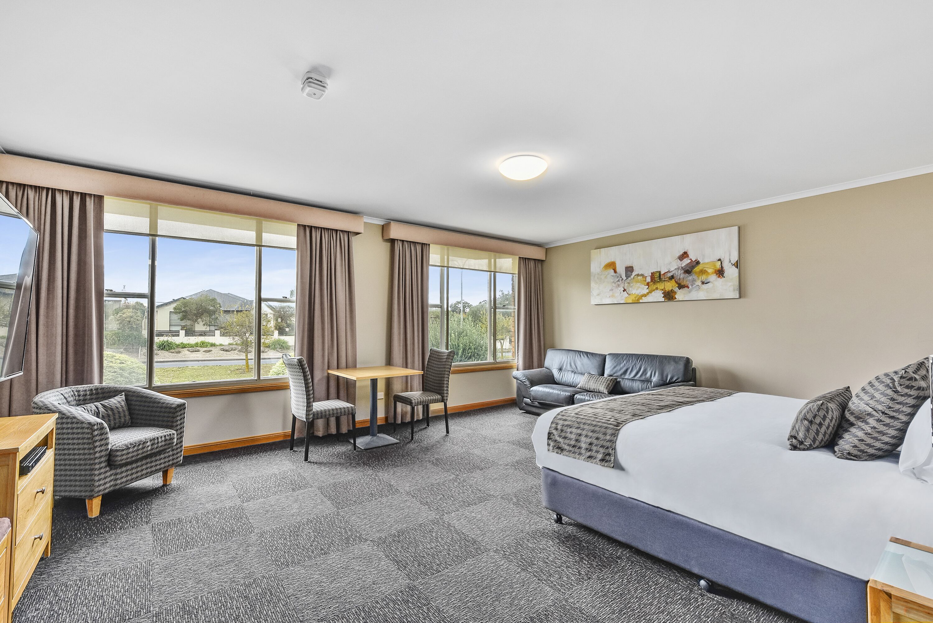 premier room, 1 king bed | premium bedding, pillow-top beds, minibar, in-room safe