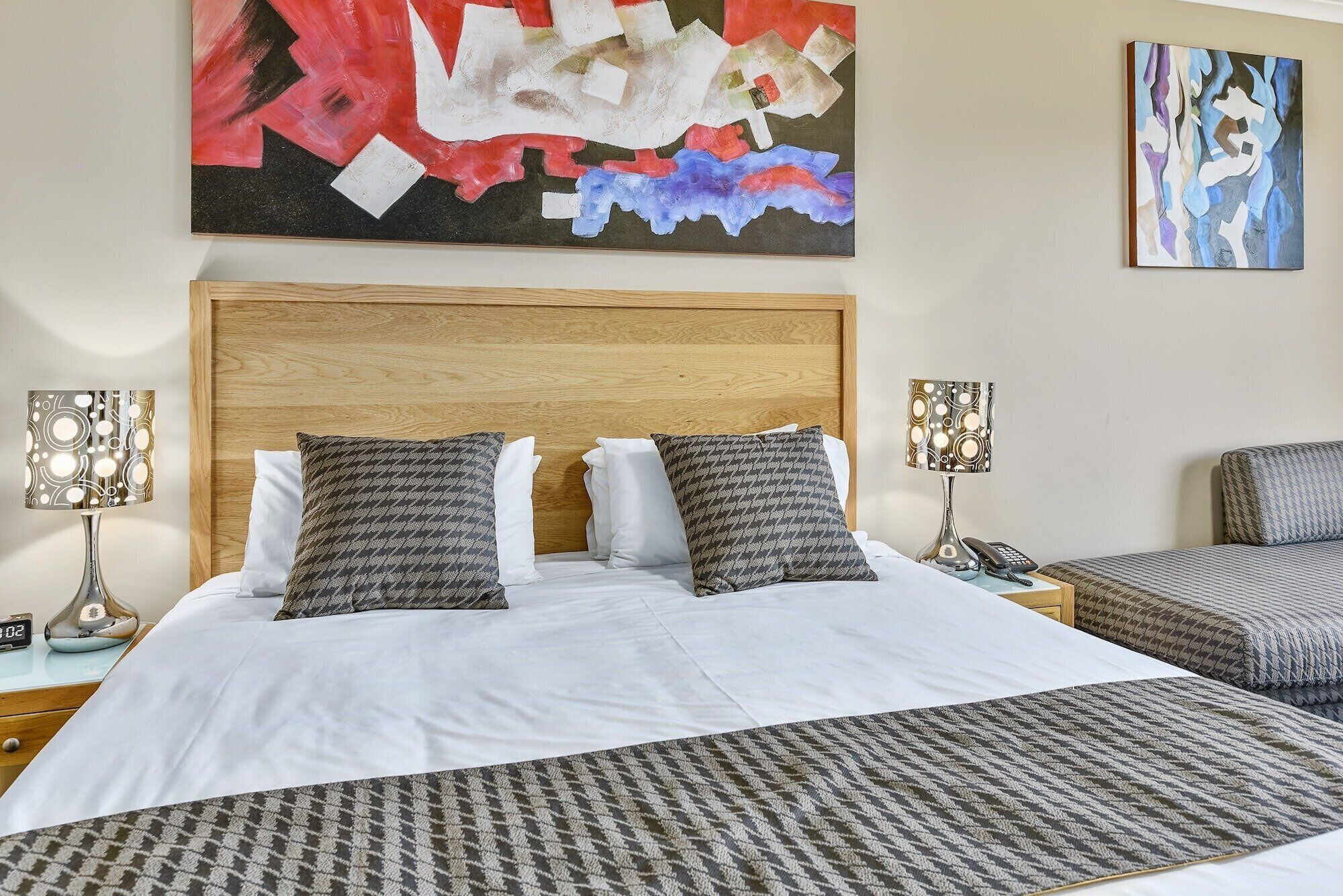 deluxe room, 1 king bed | premium bedding, pillow-top beds, minibar, in-room safe