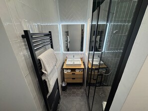 Deluxe Apartment | Bathroom | Combined shower/bathtub, eco-friendly toiletries, hair dryer, towels - Hotel Etoile Trocadero (Paris)