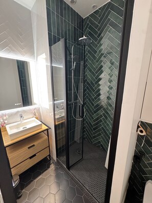 Apartemen Deluks | Kamar mandi | Kombinasi shower/bathtub dan perlengkapan kamar mandi ramah lingkungan