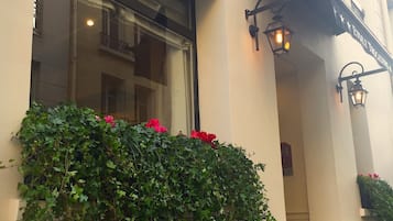 Vista frontal de la propiedad