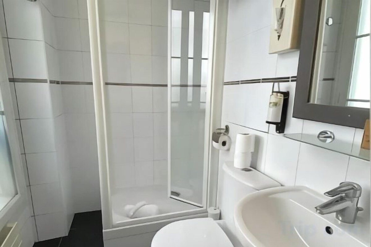 Baño | Tina con regadera, secadora de cabello, toallas 