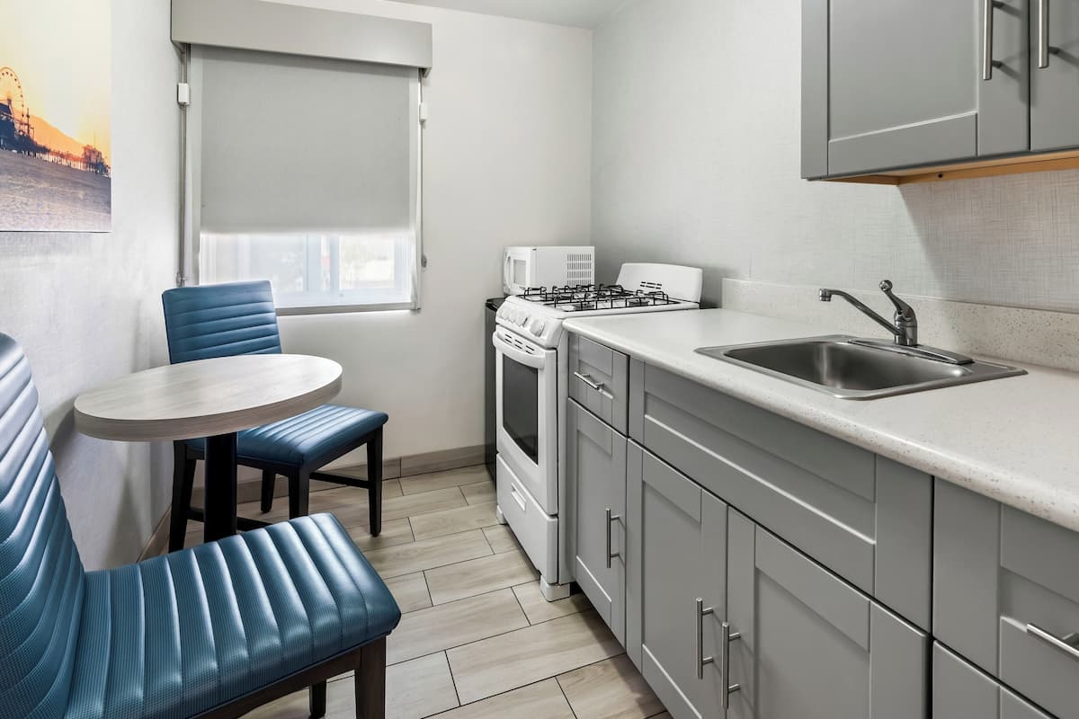 standard room, 1 king bed, kitchenette, courtyard area | private kitchen | microwave, coffee/tea maker