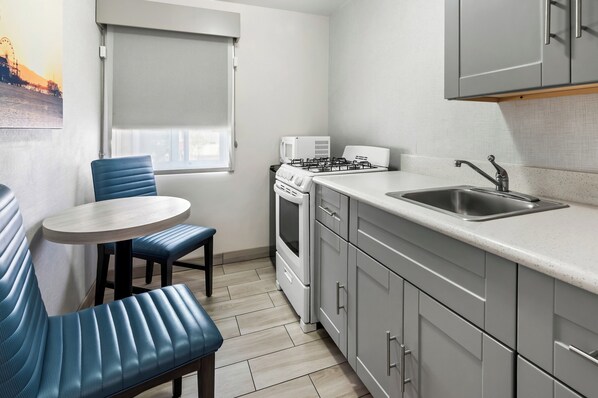 Chambre Standard, 1 très grand lit, cuisinette, côté cour intérieure | Cuisine privée | Micro-ondes dans les aires communes, cafetière-théière