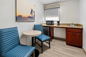Standard Room, 1 King Bed, Refrigerator & Microwave, Courtyard Area