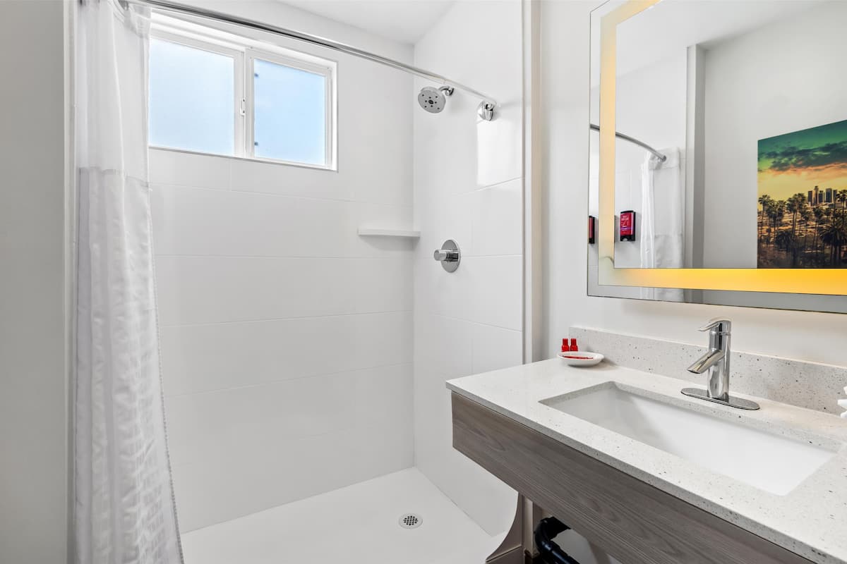 Standardværelse - 2 queensize-senge - ikke-ryger - køleskab og mikrobølgeovn (Pet Friendly) | Badeværelse | Brusehoved med hydromassage, miljøvenlige toiletartikler, hårtørrer