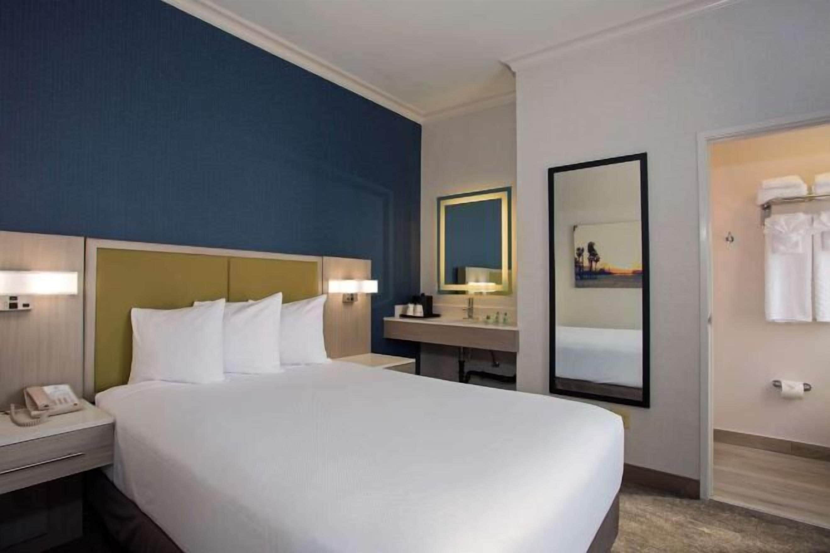 加厚床垫、办公桌、笔记本电脑工作区、遮光窗帘