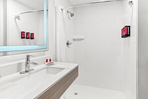 Suite, 1 cama de matrimonio grande, bañera de hidromasaje, en la zona del patio | Baño | Cabezal de ducha con hidromasaje