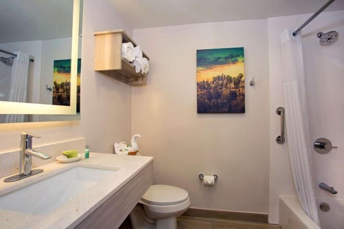 Douche hydromassante, articles de toilette écologiques, sèche-cheveux