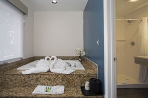 Suite, 1 très grand lit, baignoire à jets, côté cour intérieure | 1 chambre, lit avec matelas à plateau-coussin, bureau