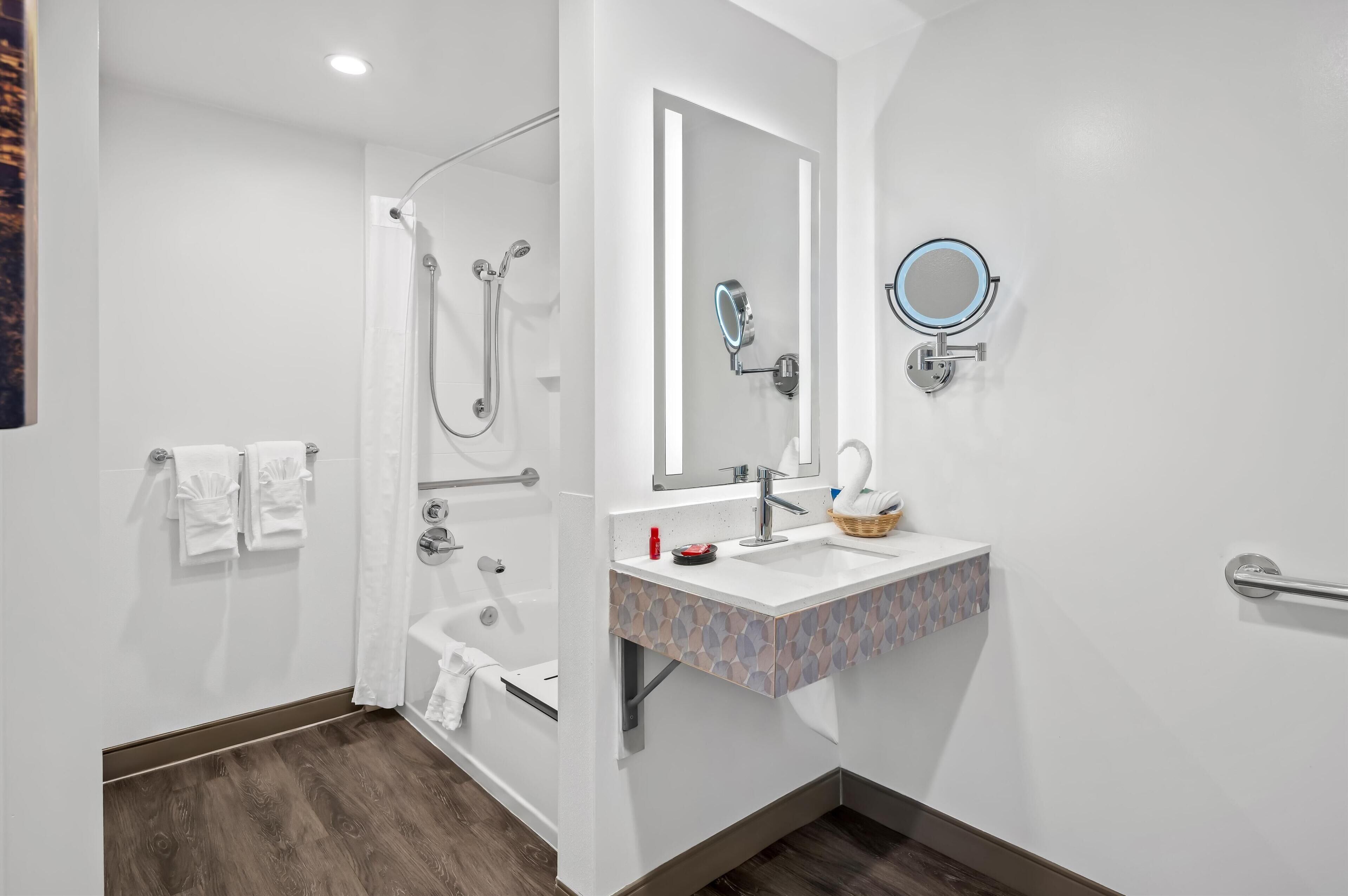 1 bedroom, pillow-top beds, desk, laptop workspace