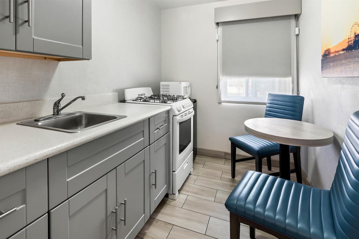Standard Room, 1 King Bed, Kitchenette, Courtyard Area | Room amenity
