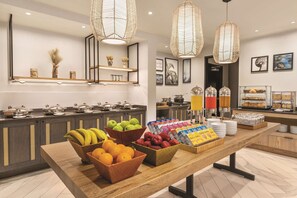 Breakfast, lunch, dinner served; pool views 