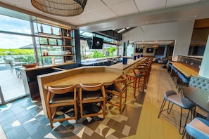 Bar (on property) - DoubleTree by Hilton Tampa Rocky Point Waterfront (Tampa)