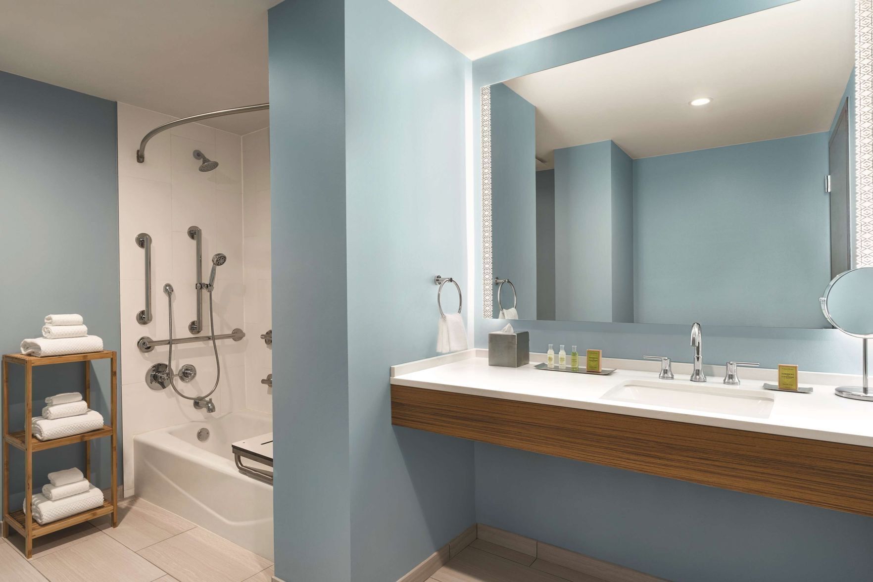 Baño | Regadera tipo lluvia, amenidades de baño gratuitas, secadora de cabello 