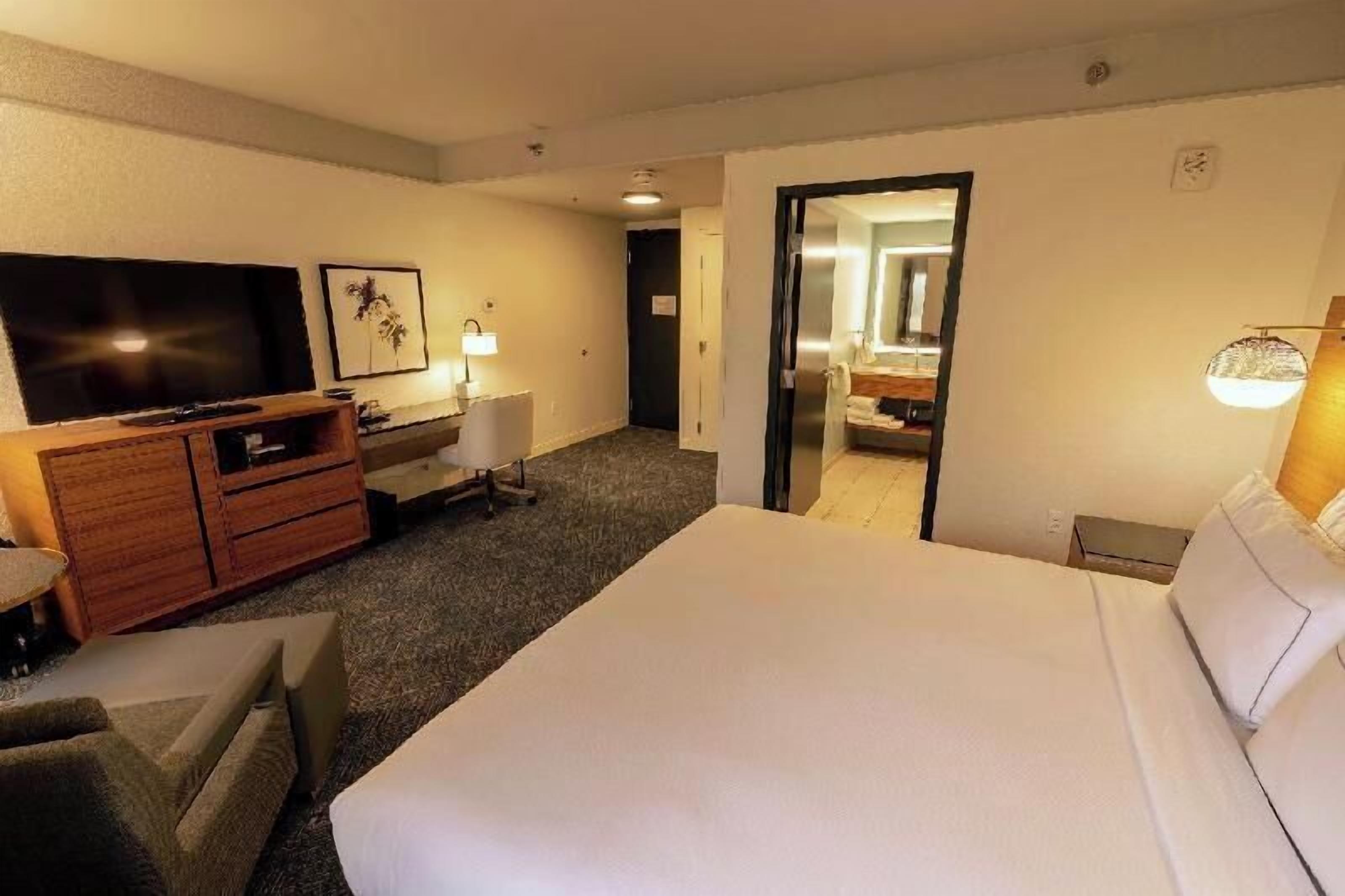 Ropa de cama de alta calidad y caja de seguridad en la habitación 
