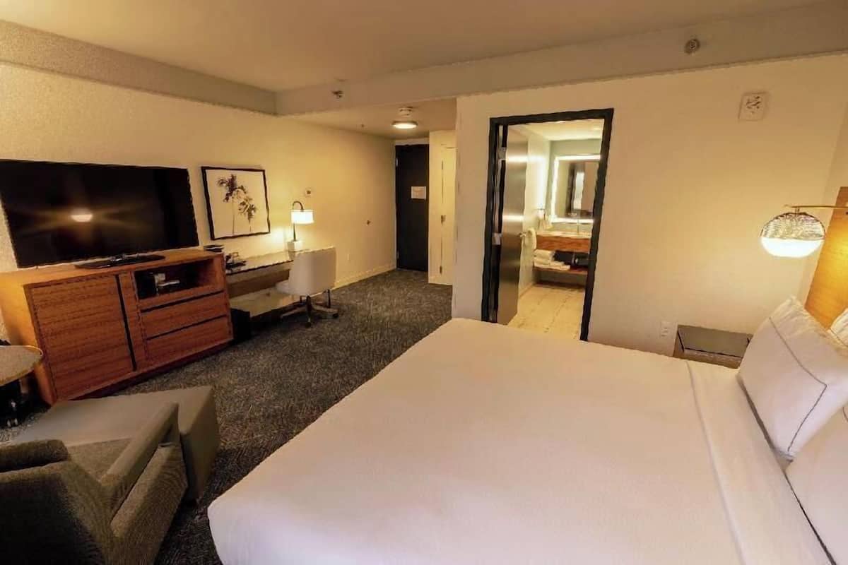 Ropa de cama de alta calidad y caja de seguridad en la habitación