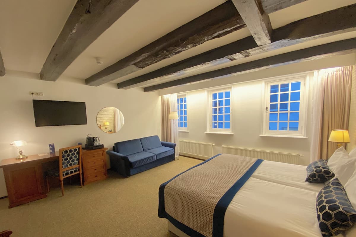 Superior Room, 2 Twin Beds, Courtyard View | Hypo-allergenic bedding, minibar, in-room safe, desk