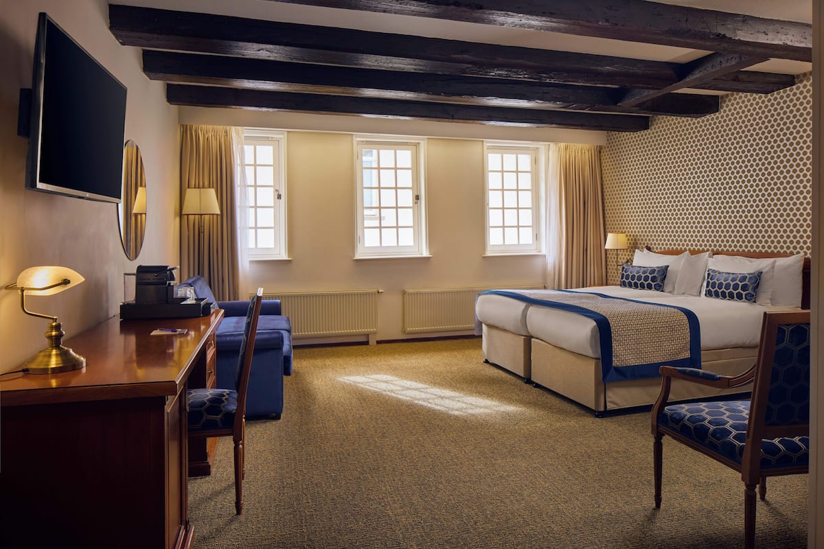 Superior-huone, 2 yhden hengen sänkyä, näköala pihalle | Allergiatestatut vuodevaatteet, minibaari, tallelokero huoneessa