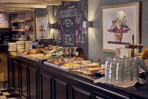 Petit déjeuner buffet (22.50 EUR par personne)