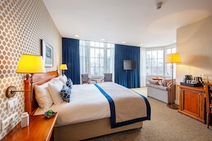 Hypo-allergenic bedding, minibar, in-room safe, desk