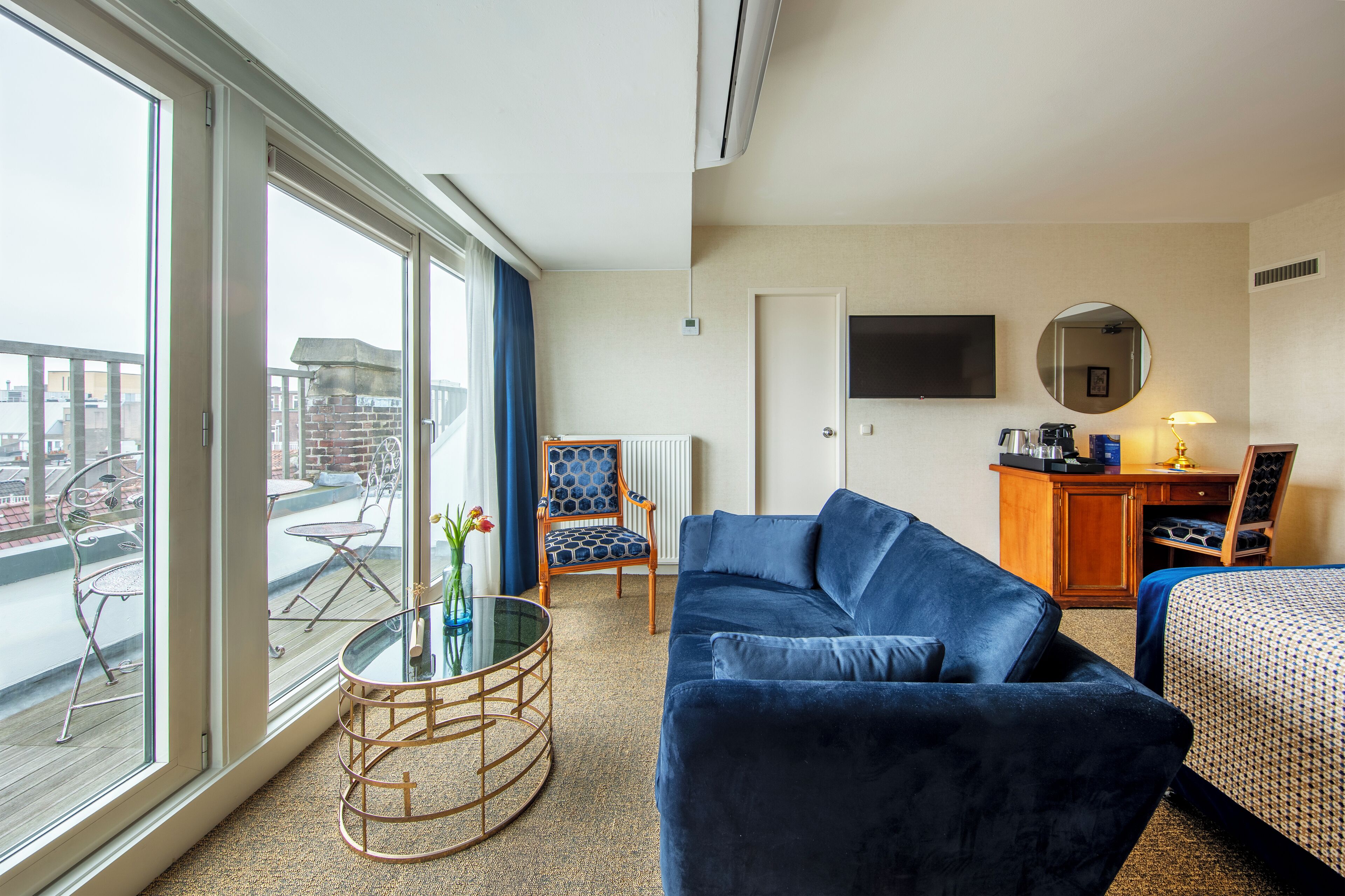 superior room, 1 queen bed, balcony | 1 bedroom, hypo-allergenic bedding, minibar, in-room safe