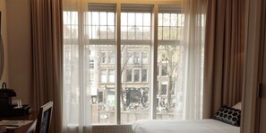 Enkeltrom | Allergitestet sengetøy, minibar, safe på rommet og skrivebord