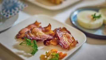 A plate with bacon and vegetables.