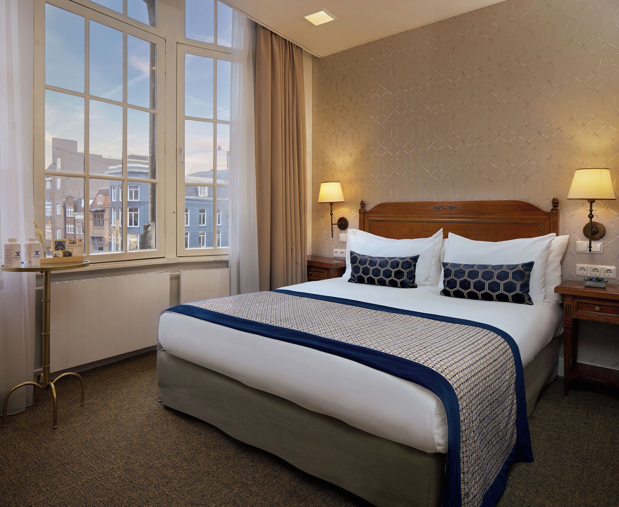 客房, 1 张大床, 运河景观 | 防过敏的被褥、迷你吧、客房内保险箱、办公桌