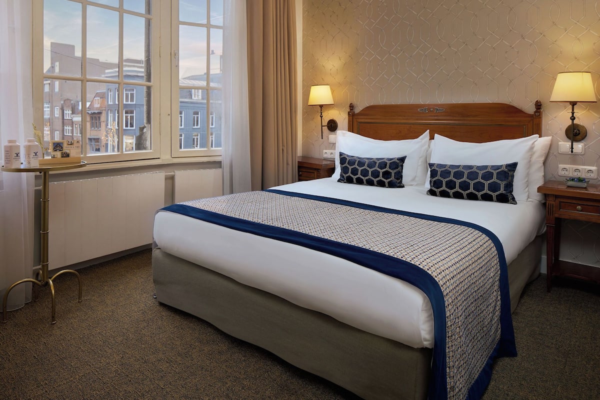 Room, 1 Queen Bed, Canal View | Hypo-allergenic bedding, minibar, in-room safe, desk