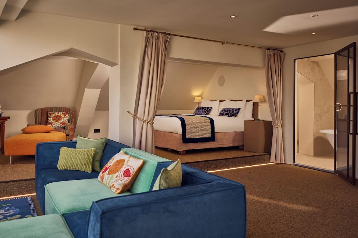 Sviitti, 1 suuri parisänky, kaupunkinäköala | Allergiatestatut vuodevaatteet, minibaari, tallelokero huoneessa