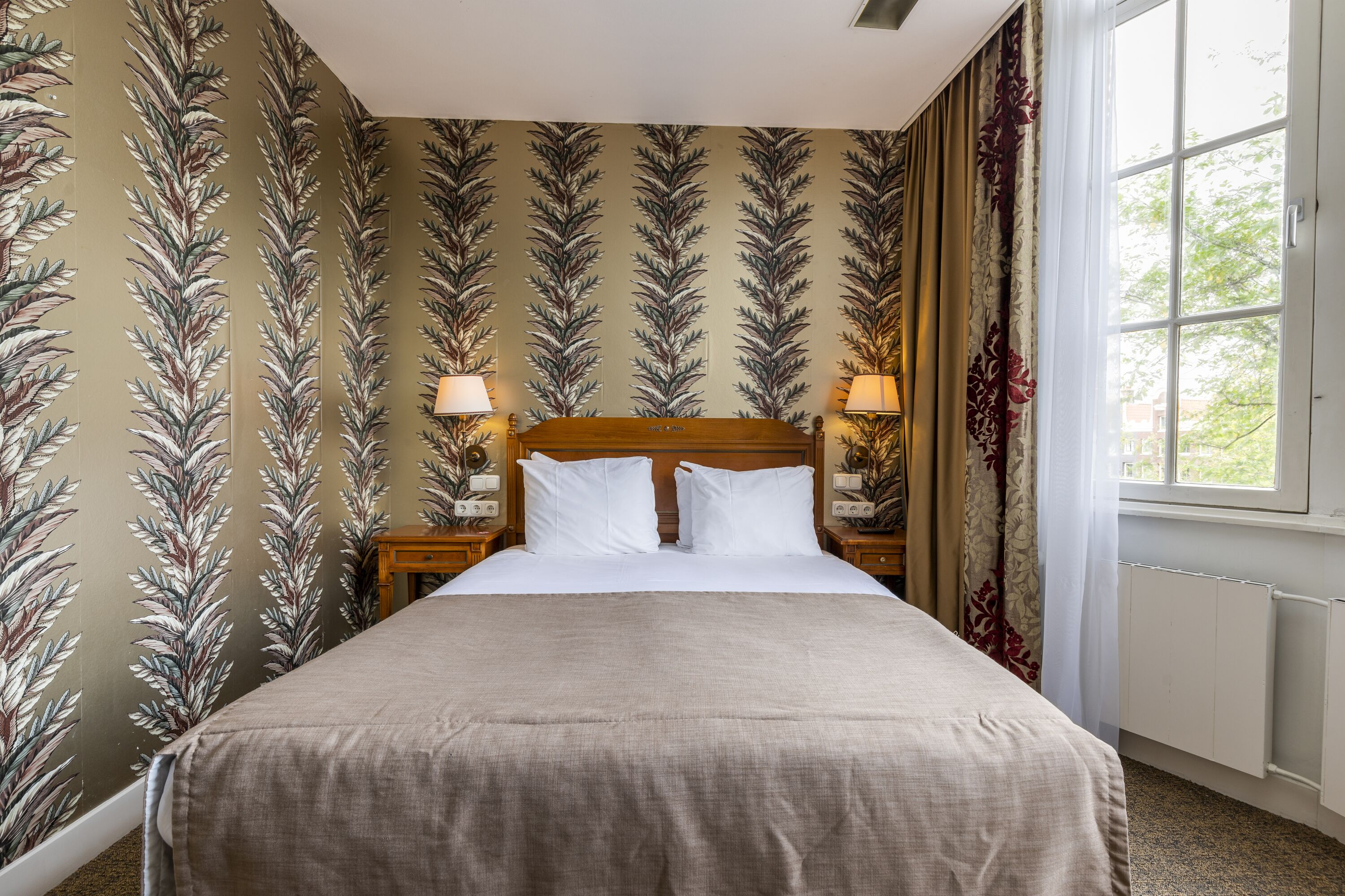 room, 1 queen bed, canal view | 1 bedroom, hypo-allergenic bedding, minibar, in-room safe