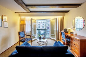 Superior kamer, 1 kingsize bed, uitzicht op kanaal | 1 slaapkamer, hypoallergeen beddengoed, een minibar