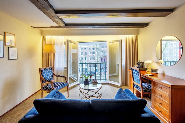 高級客房, 1 張特大雙人床, 運河景 | 防敏寢具、迷你吧、房內夾萬、書桌