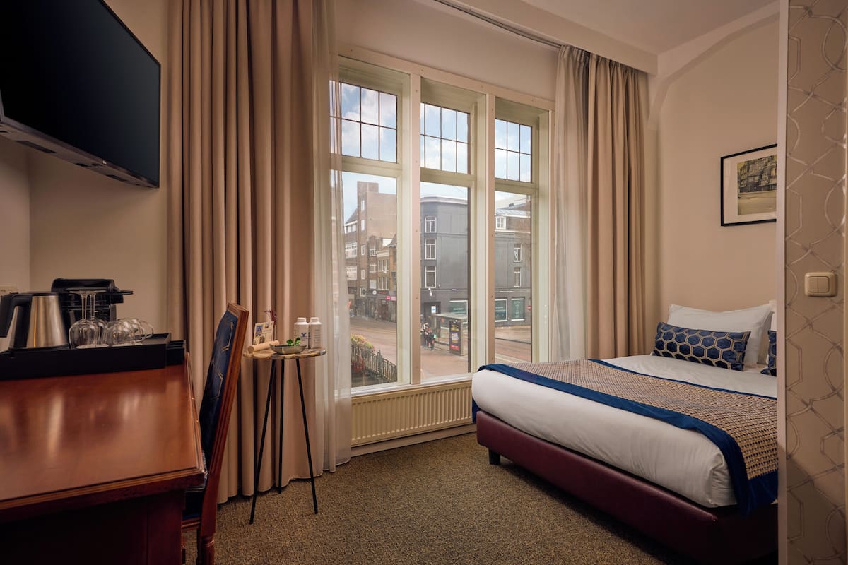 Yhden hengen huone | Allergiatestatut vuodevaatteet, minibaari, tallelokero huoneessa