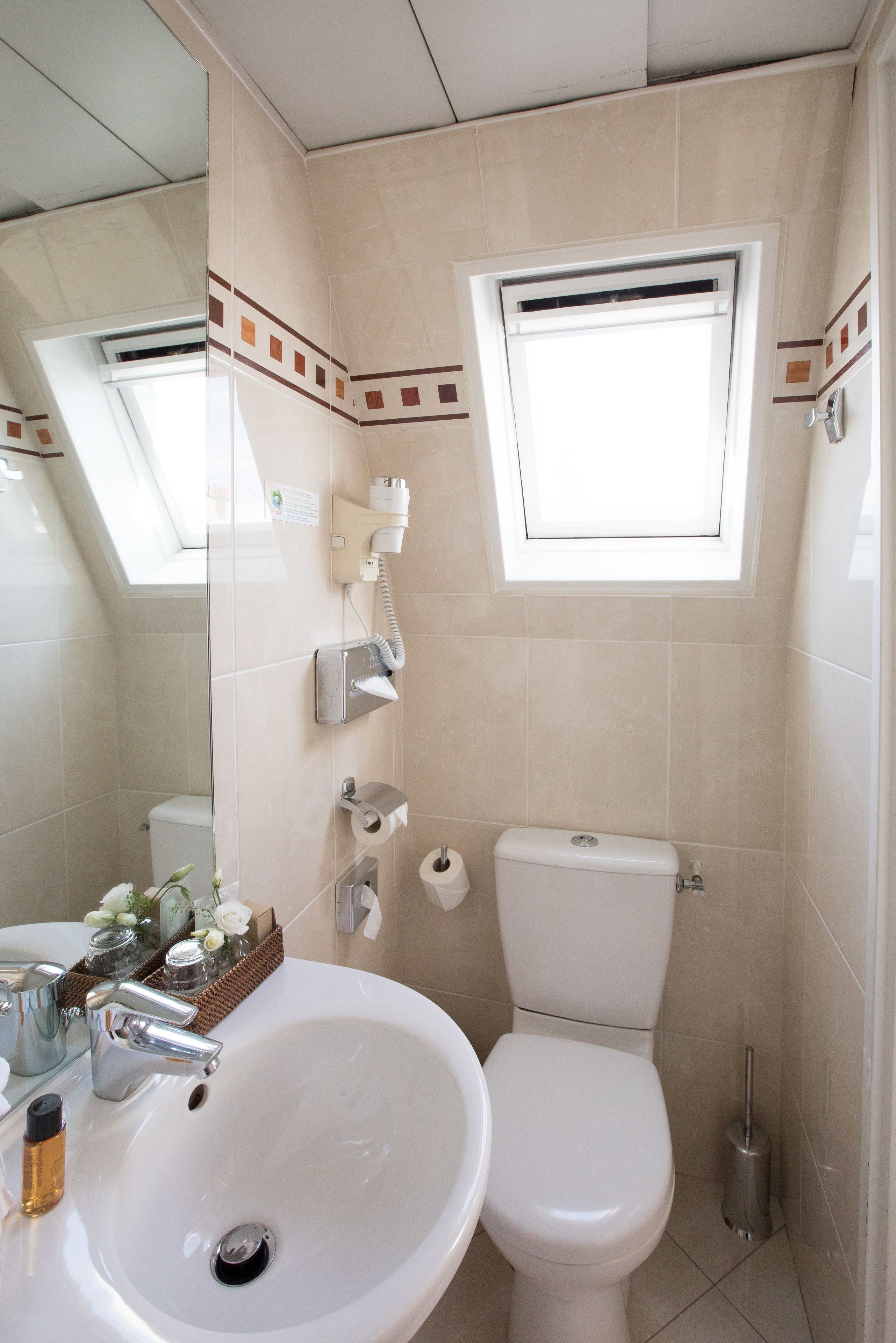 classic single room | bathroom | free toiletries, hair dryer, towels, soap