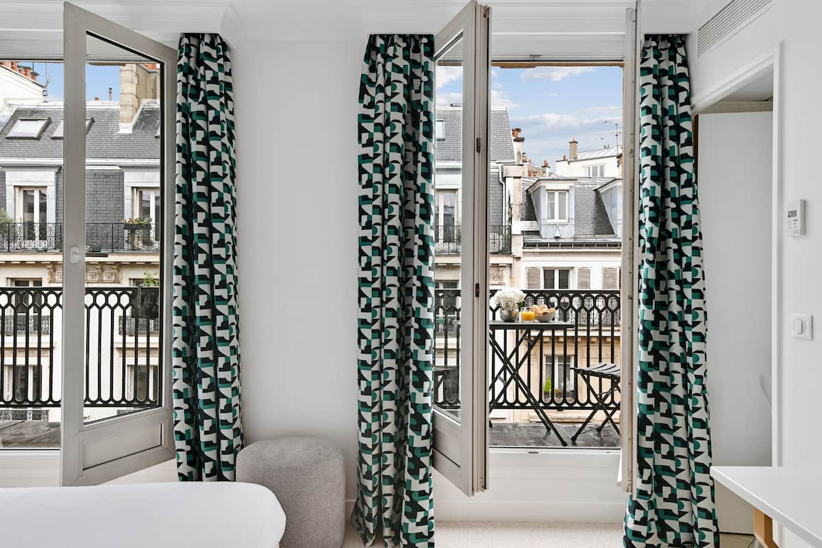Chambre Premium, 1 chambre, balcon | Coffres-forts dans les chambres, bureau
