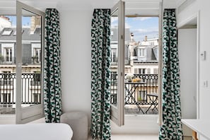 Habitación Premium, 1 habitación, balcón | Caja de seguridad en la habitación y escritorio