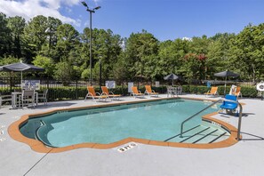 Una piscina al aire libre de temporada