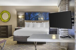 羽绒被、客房内保险箱、办公桌、笔记本电脑工作区