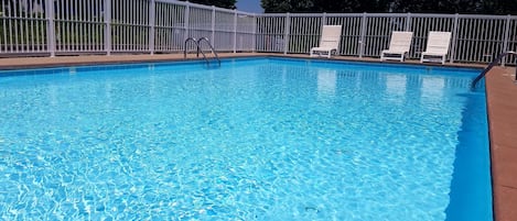 Piscine extérieure (ouverte en saison)