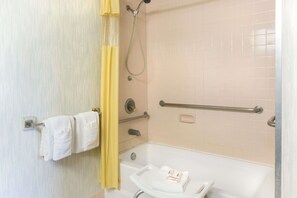 Combined shower/bathtub, eco-friendly toiletries, hair dryer, towels - Days Inn by Wyndham Richmond (Richmond)