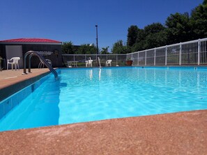 Una piscina al aire libre de temporada